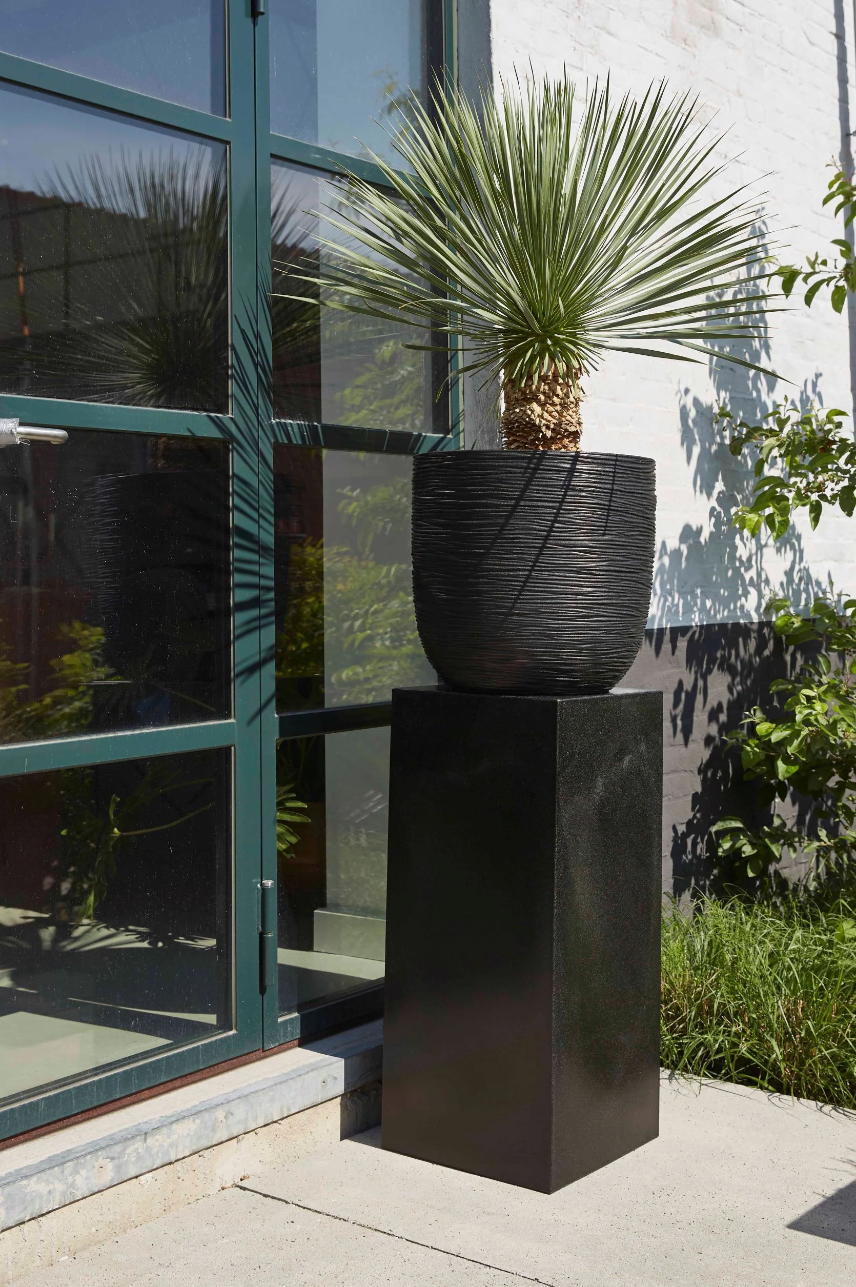 Planter Ball Rib Pot Black NL Ø43cm H41cm - Image 2